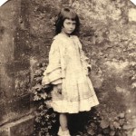 Tav.22-Alice-Liddell-col-vestito-bello-Christ-Church-Oxford-maggio-giugno-1858-599x600